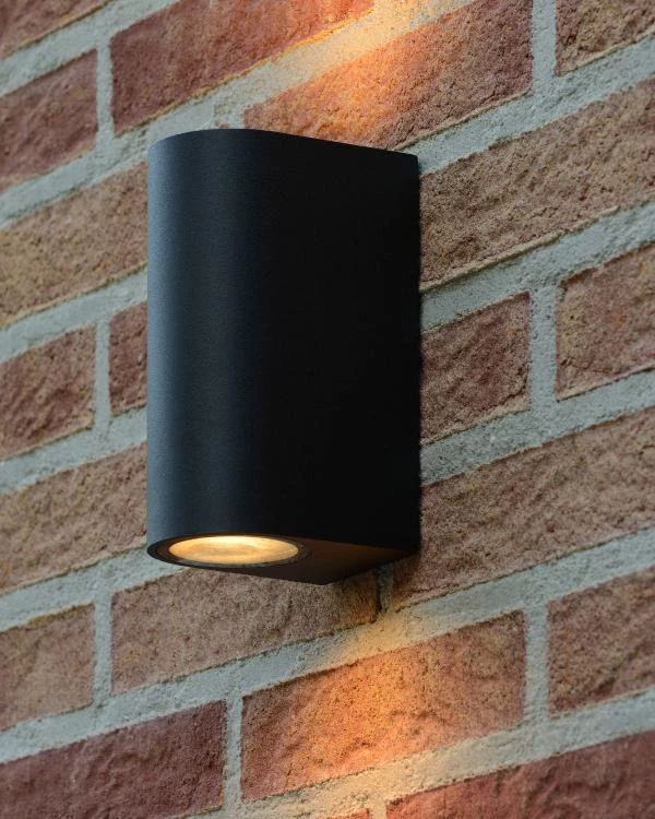 Lucide ZARO - Foco de pared / Lámpara de pared Dentro/Fuera - 2xGU10 - IP44 - Negro - ambiente 1